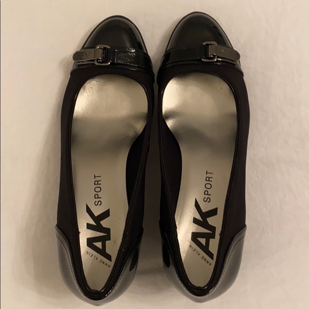 Black wedges with patent leather detailing